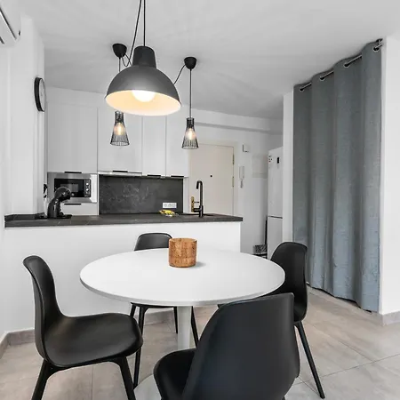 Renovated Center Within Walking Distance Apartment *
