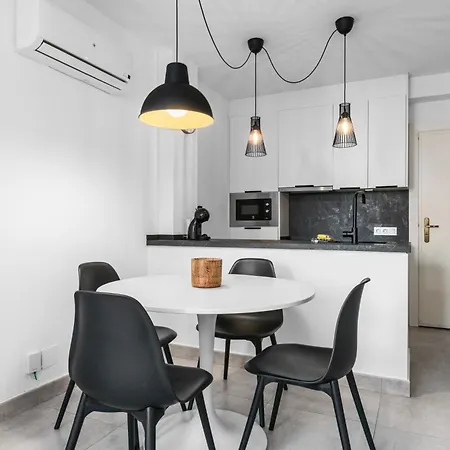 Renovated Center Within Walking Distance Apartment Marbella