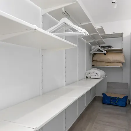 Renovated Center Within Walking Distance Apartmán