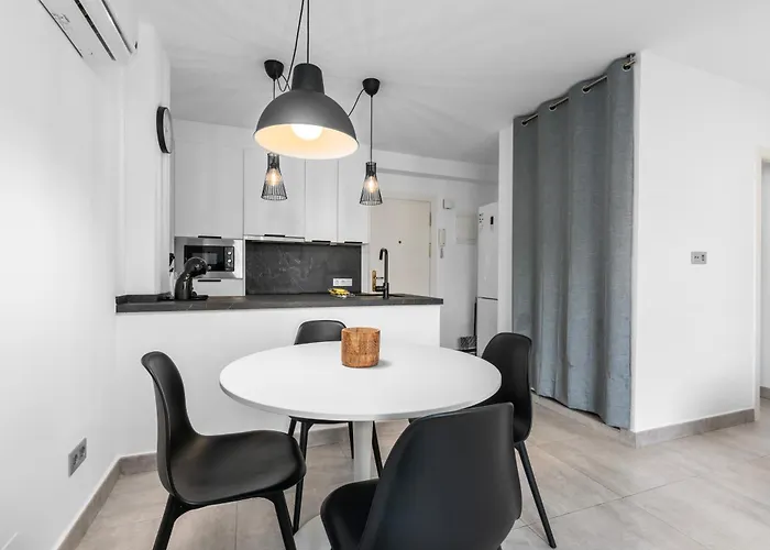 Renovated Center Within Walking Distance Apartment *